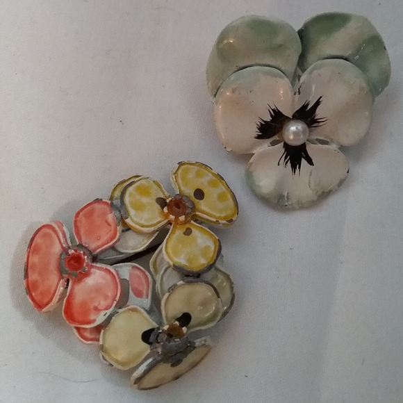 2 Vintage Enamel Painted Flower Petals Brooches Beautiful Pansies - Picture 1 of 5